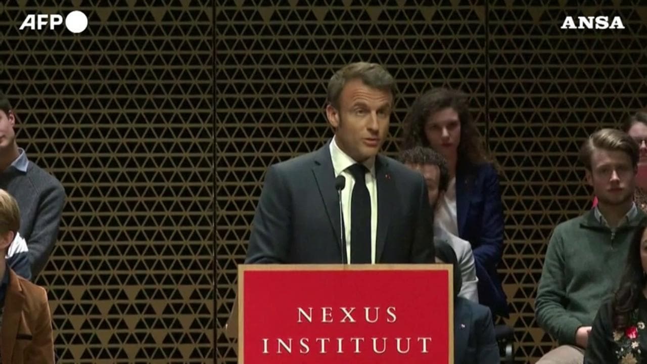 Olanda, Macron interrotto da manifestanti: "Dov'è la democrazia francese?"