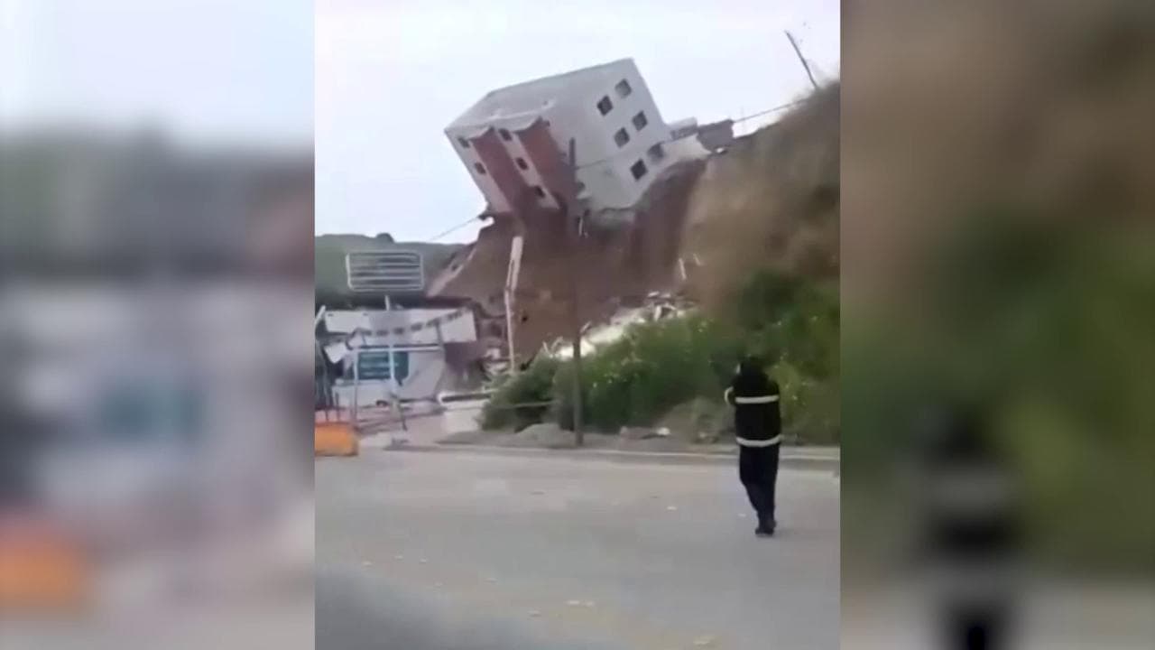 Crolla edificio di tre piani su strada sottostante: il palazzo scivola dalla collina dopo una frana