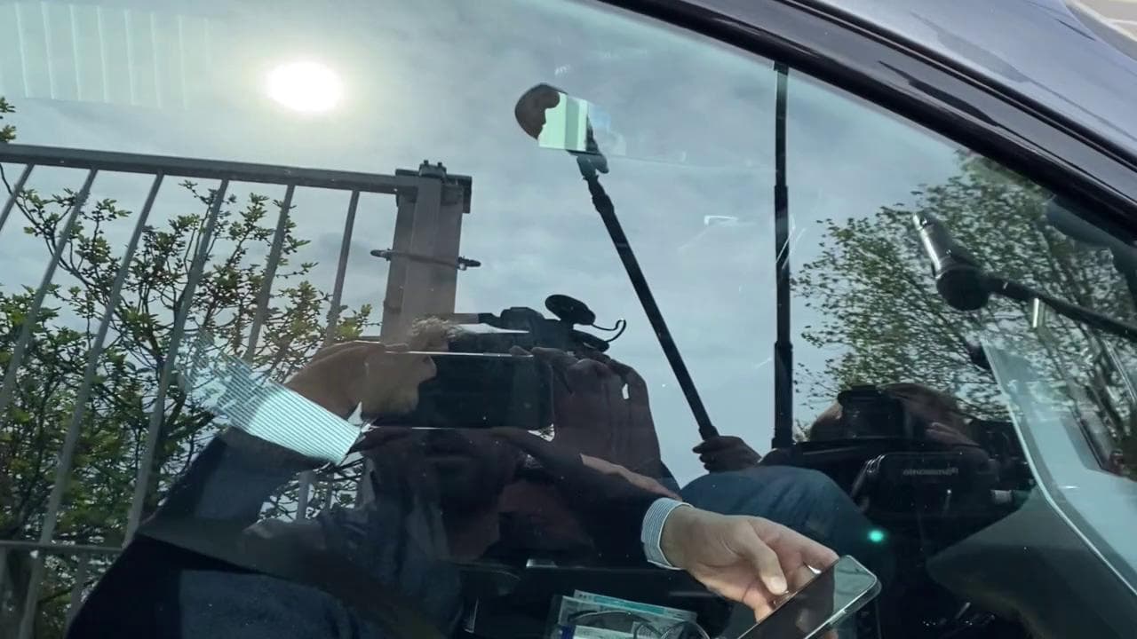 Ricovero Berlusconi, il figlio Luigi alza il pollice uscendo dalla clinica: "Sta bene, sta bene"