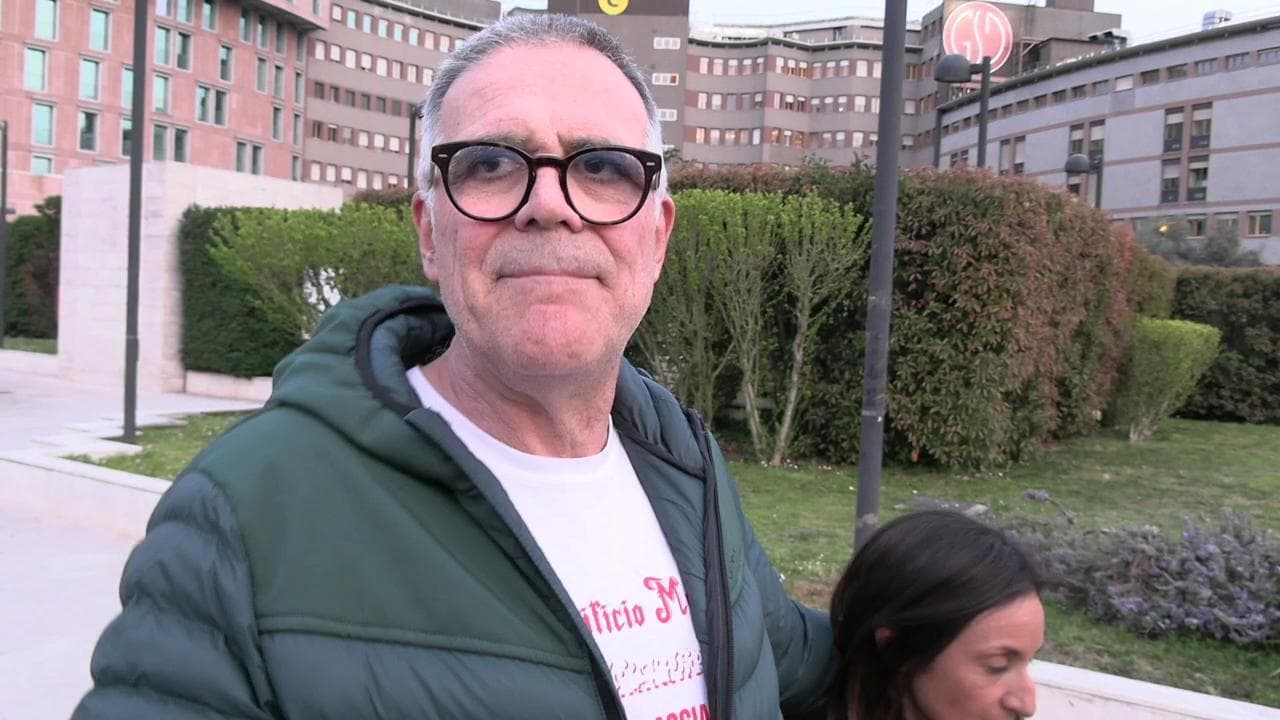 Ricovero Berlusconi, lo sfogo di Zangrillo: "Non deambula, altrimenti ve l'avrei portato"