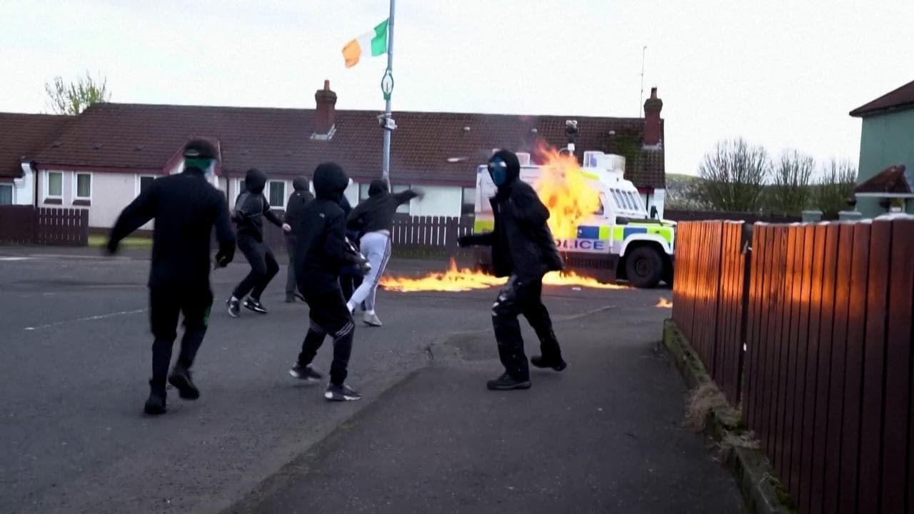 Irlanda del Nord, attaccano polizia con molotov nel 25esimo anniversario dell'accordo del Venerdì Santo