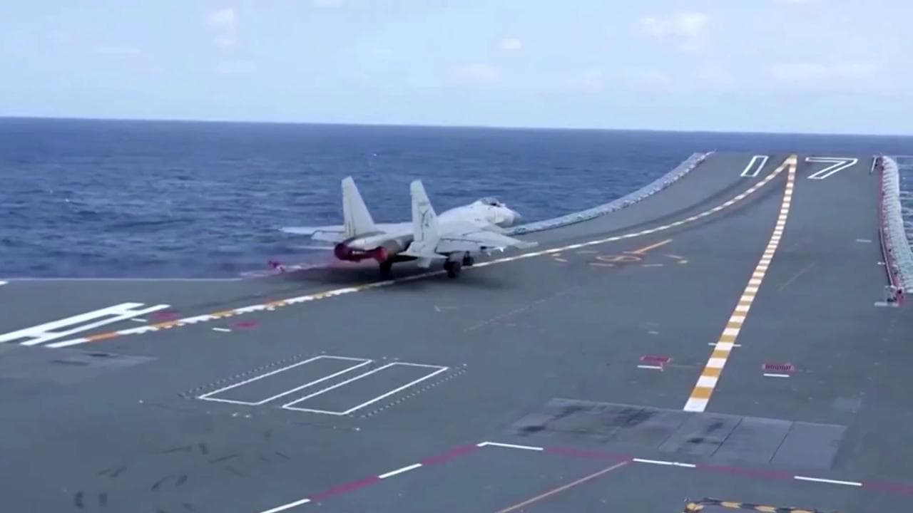 Tensione Cina - Taiwan, jet decolla da una portaerei cinese durante le esercitazioni