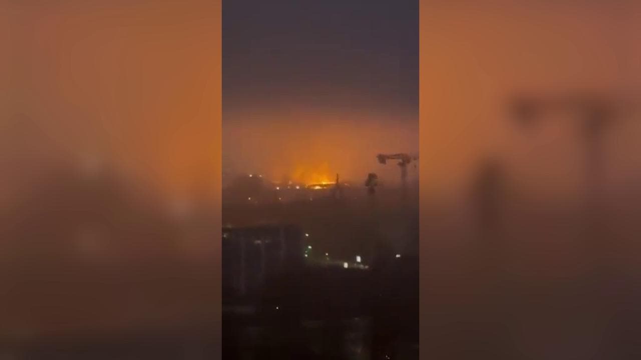 Amburgo, l'incendio oscura il centro della città: sfollati in 140