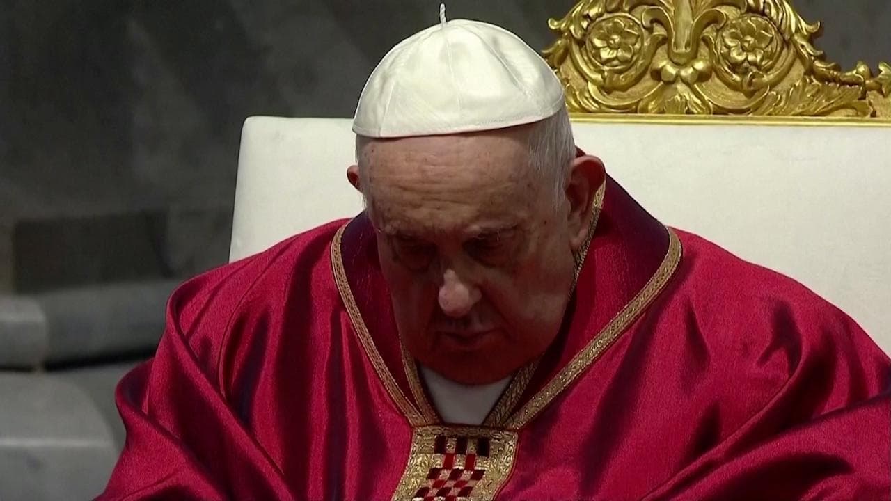 Papa Francesco a San Pietro presiede la Passione del Signore: in sedia a rotelle dopo la bronchite