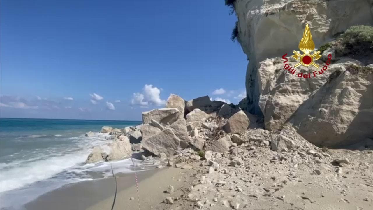 Tropea, crolla parte del promontorio del santuario di Santa Maria dell'Isola sulla spiaggia