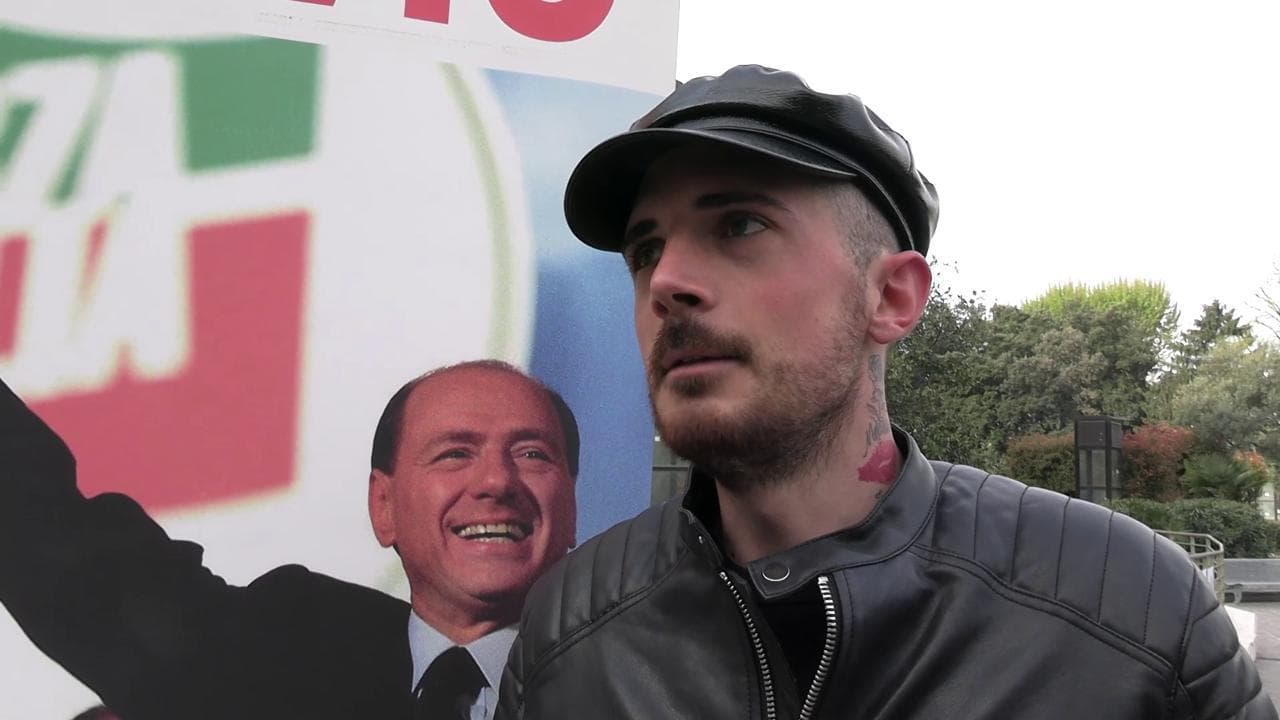 Berlusconi, il "fedelissimo" pugliese con striscione Forza Silvio: "Dieci ore di treno per affetto"