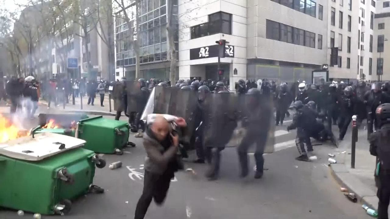 Parigi, ancora scontri polizia ricorre ai lacrimogeni