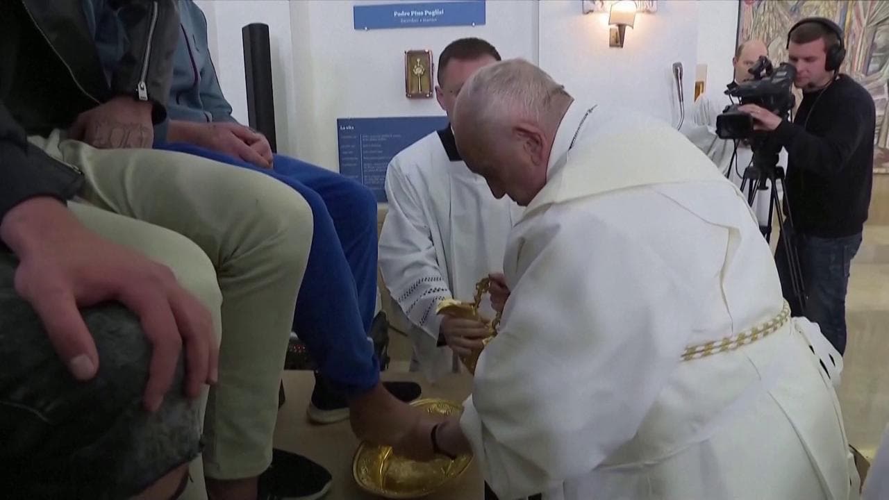 Papa Francesco, la lavanda dei piedi a 12 giovani detenuti: "Spero di farcela, non cammino bene"