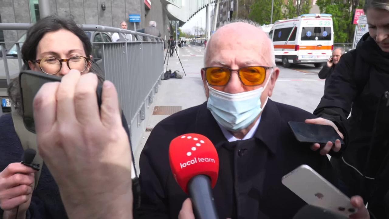 Berlusconi, Confalonieri all'uscita dal San Raffaele: "Siamo più ottimisti"