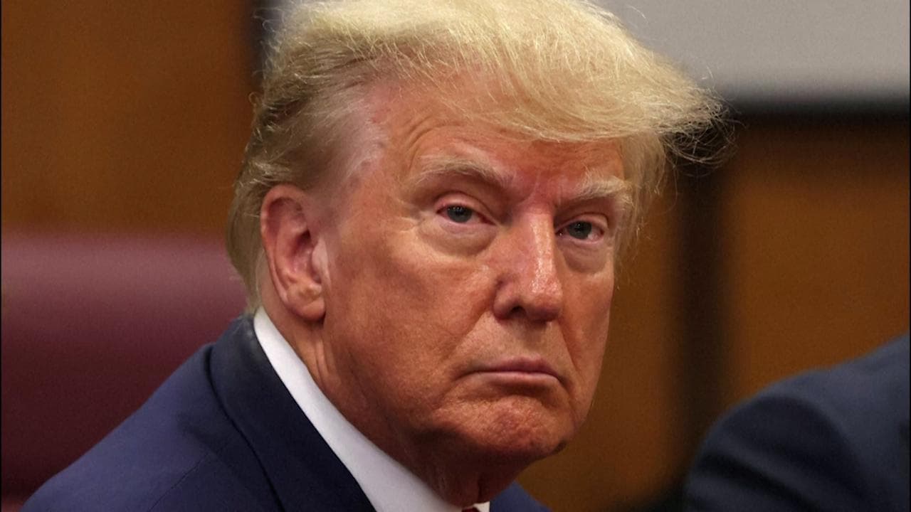 Le immagini di Trump a processo in aula