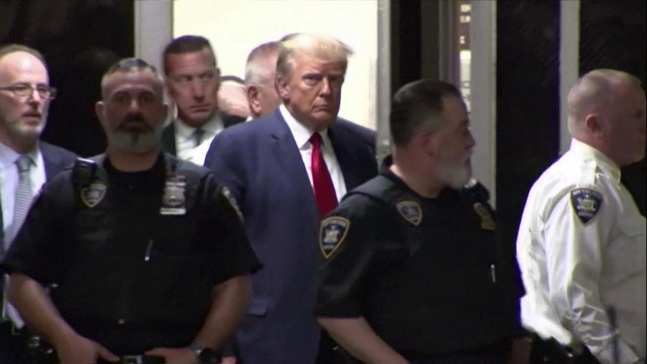 Trump nel corridoio del tribunale prima di dichiararsi non colpevole