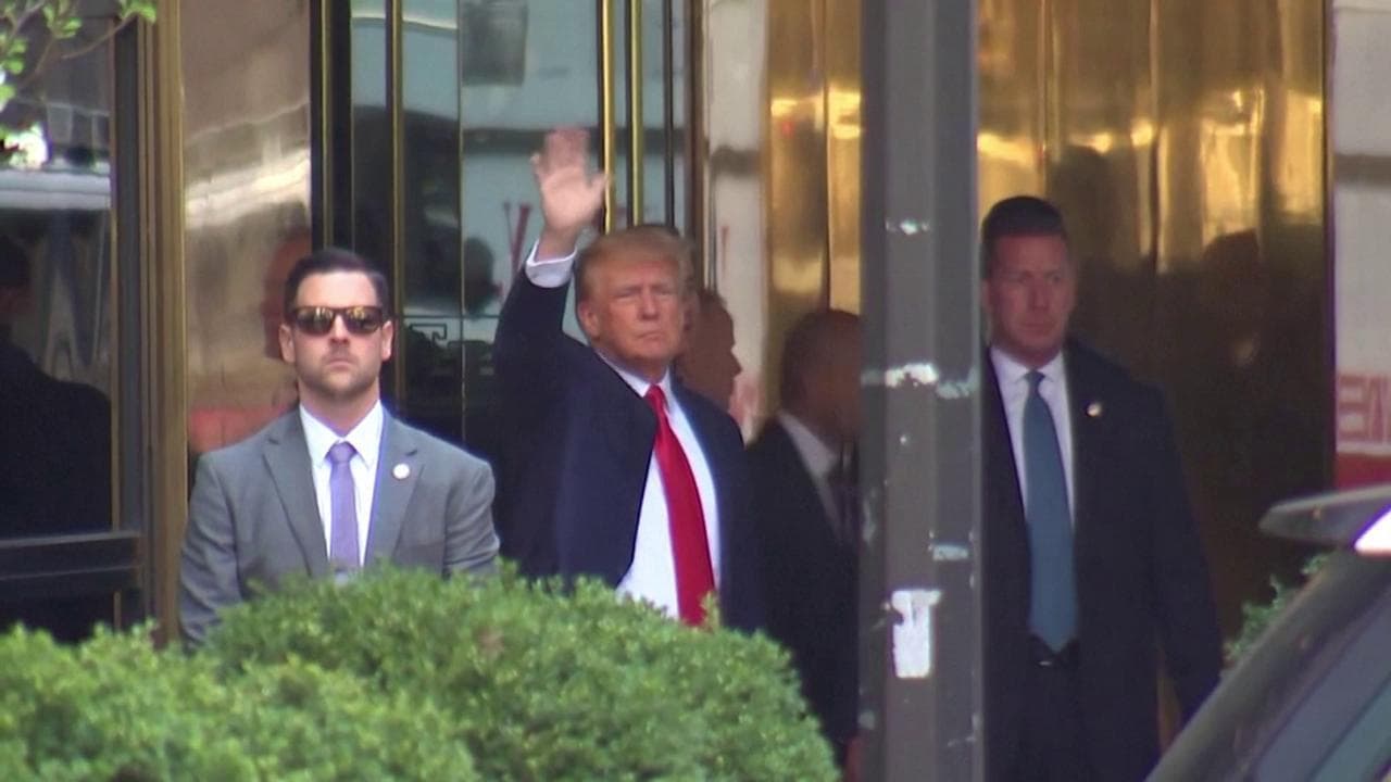 Trump saluta con il pugno chiuso prima di andare in tribunale