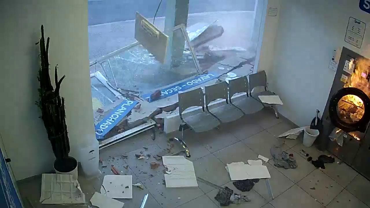 Dimenticano l'accendino nei pantaloni ed esplode l'asciugatrice, uomo salvo per un soffio