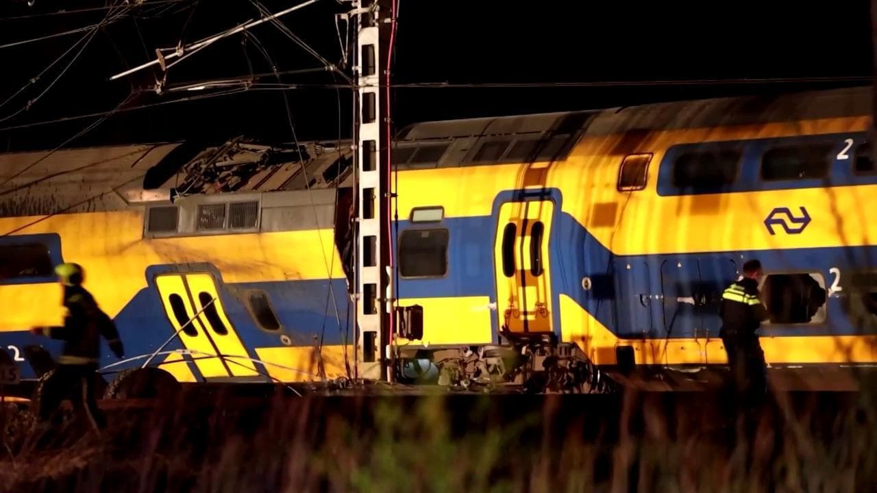 Olanda, scontro tra treni a Voorschoten: l'arrivo dei soccorsi sul luogo dell'incidente