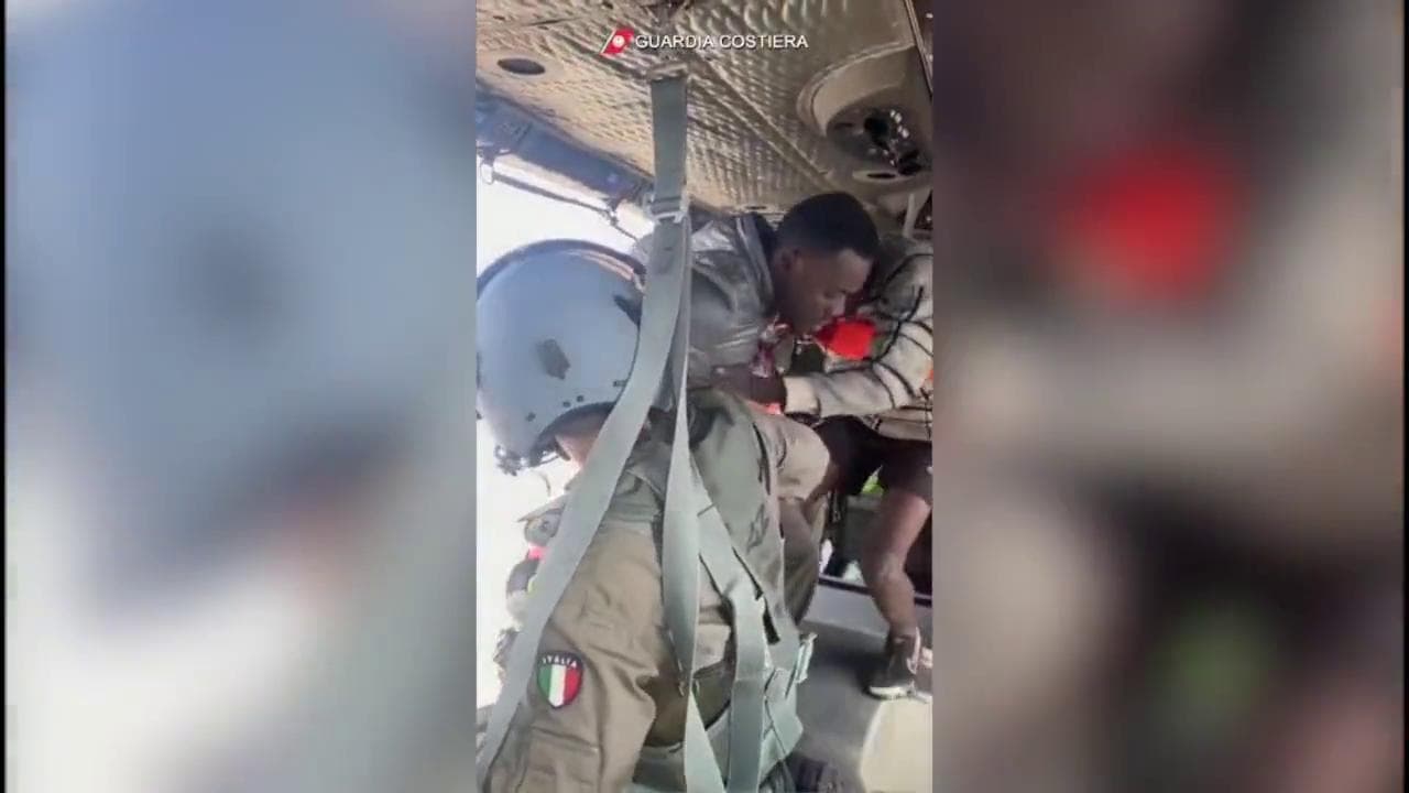 Isola di Lampione, onde troppo alte: salvataggio in elicottero dei migranti. Le immagini