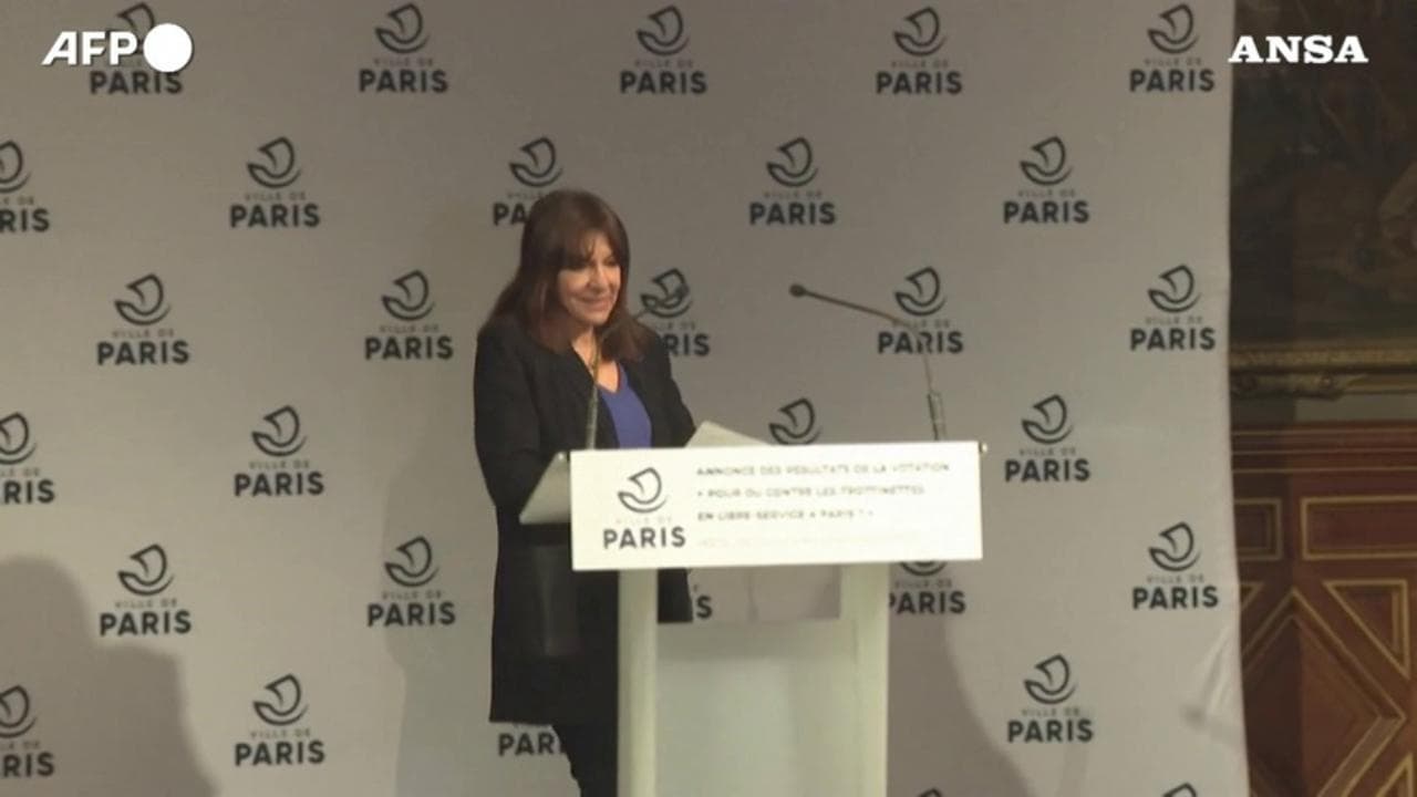 Parigi, Hidalgo: "Dal primo settembre stop ai monopattini a noleggio"