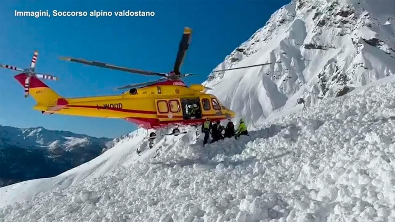 Scialpinisti dispersi in Valle d'Aosta, individuati due corpi sotto la neve: le immagini dei soccorsi