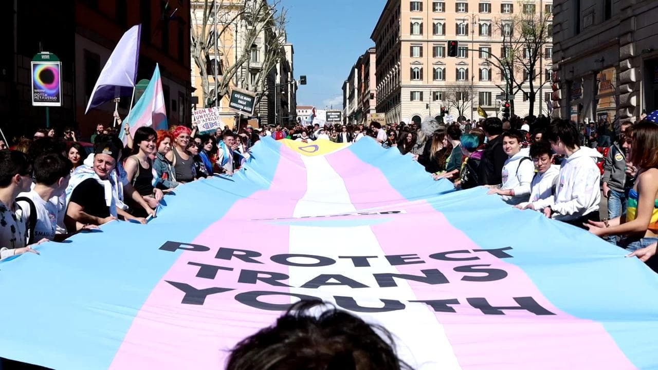 Roma, il corteo delle giovani persone transgender: "Vogliamo le 'carriere Alias' in tutte le scuole"