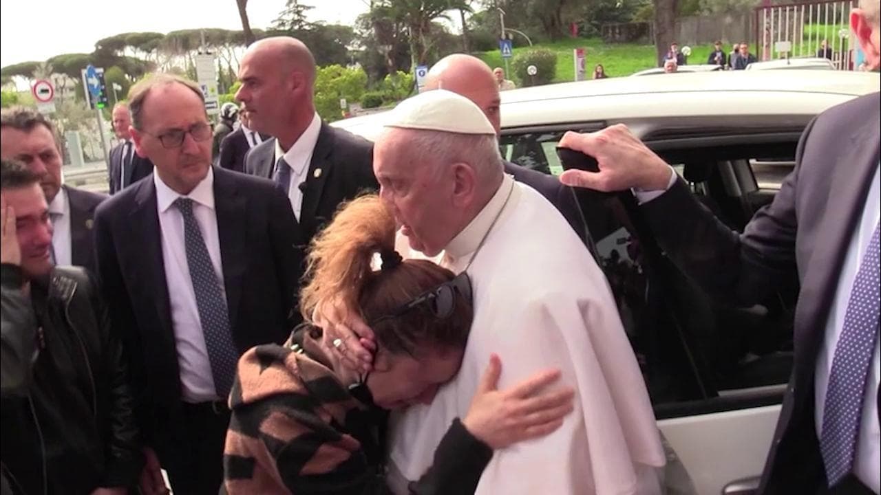 Papa Francesco dimesso dall'ospedale, l'abbraccio a una madre che ha appena perso la figlia