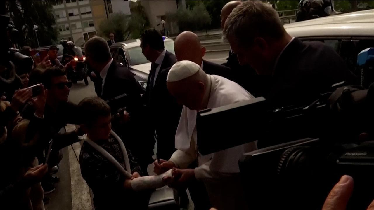 Papa Francesco dimesso dal Gemelli, si ferma per firmare il braccio ingessato di un bimbo