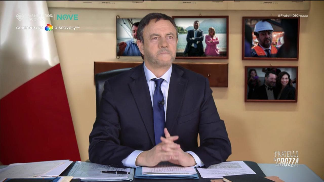 Crozza/Salvini sui ritardi dei governi precedenti: "C'ero anche io? Colpa dei Salvini di allora"
