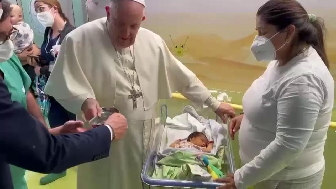 Papa Francesco sta meglio: visita reparto oncologia pediatrica del Gemelli e battezza un bimbo