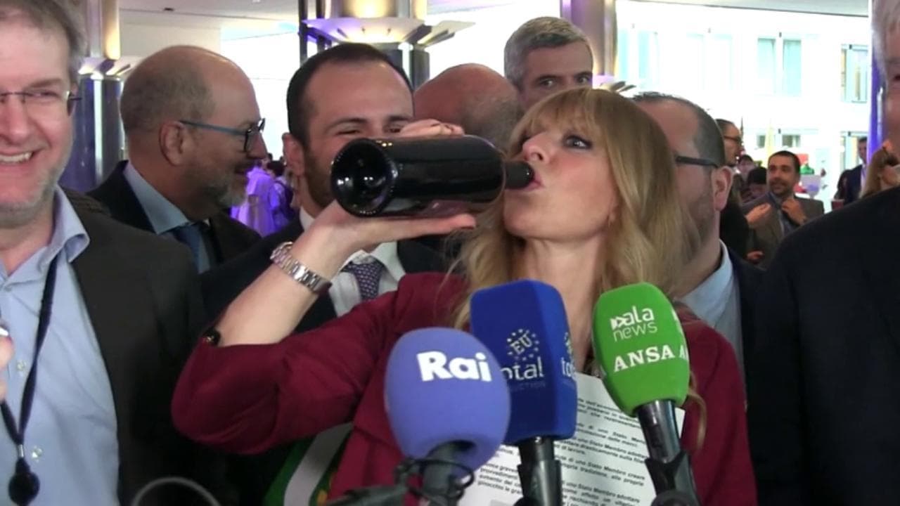 Bruxelles, Mussolini alla difesa del vino made in Italy: "Mi attacco alla bottiglia"