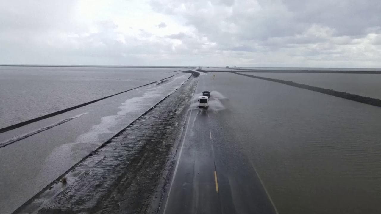 California, la strada scompare sommersa dalle acque delle piogge torrenziali