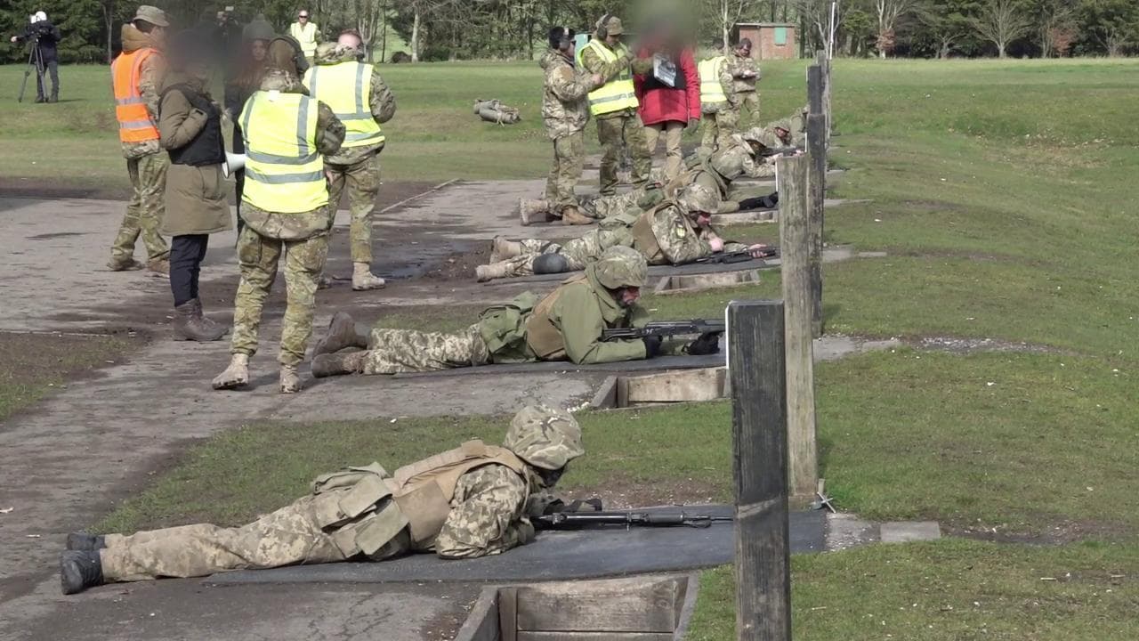 Inghilterra, nel campo di addestramento segreto che forma i militari ucraini