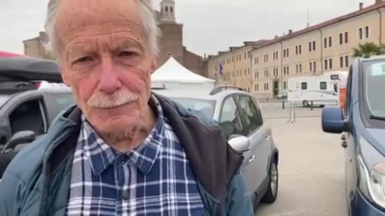 Erri De Luca in viaggio con la carovana della pace: "Non sono pacifista ma credo nei gesti di pace"