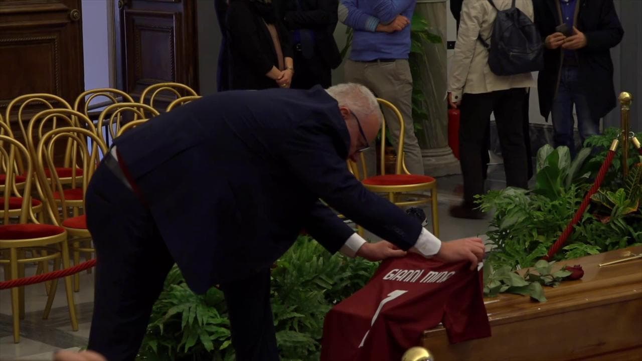 Addio Gianni Minà, sul feretro una maglia del Toro con dedica