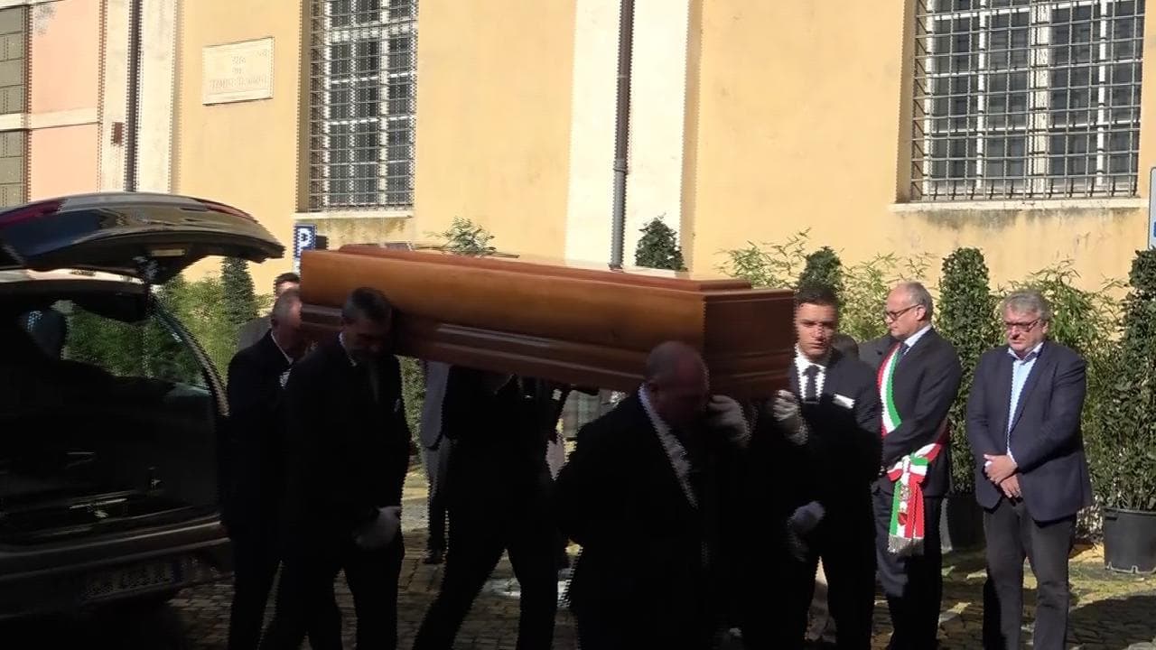 Camera ardente Minà, l'arrivo del feretro in Campidoglio: ad accoglierlo Gualtieri e Don Ciotti