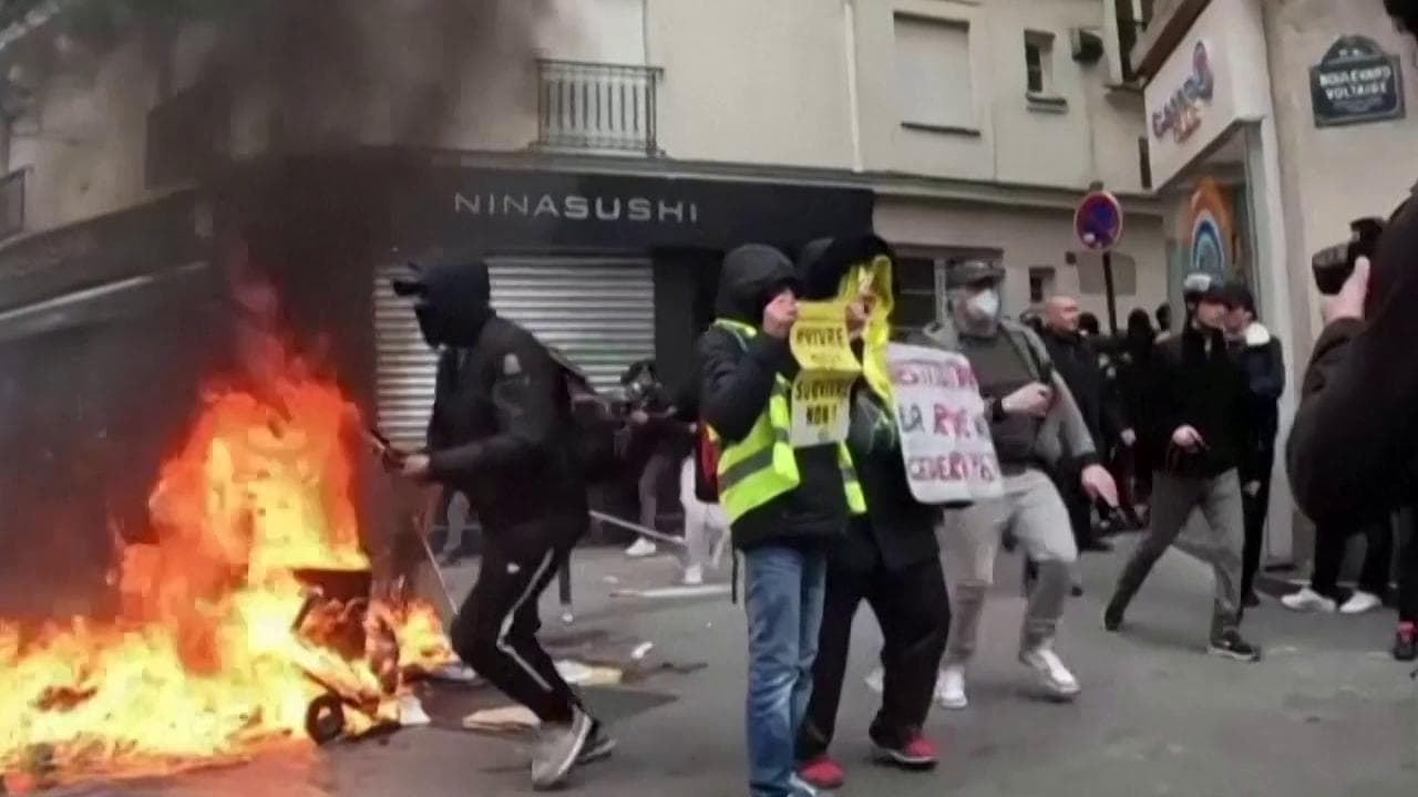 Proteste a Parigi, manifestanti incendiano cassonetti: la polizia interviene con i lacrimogeni
