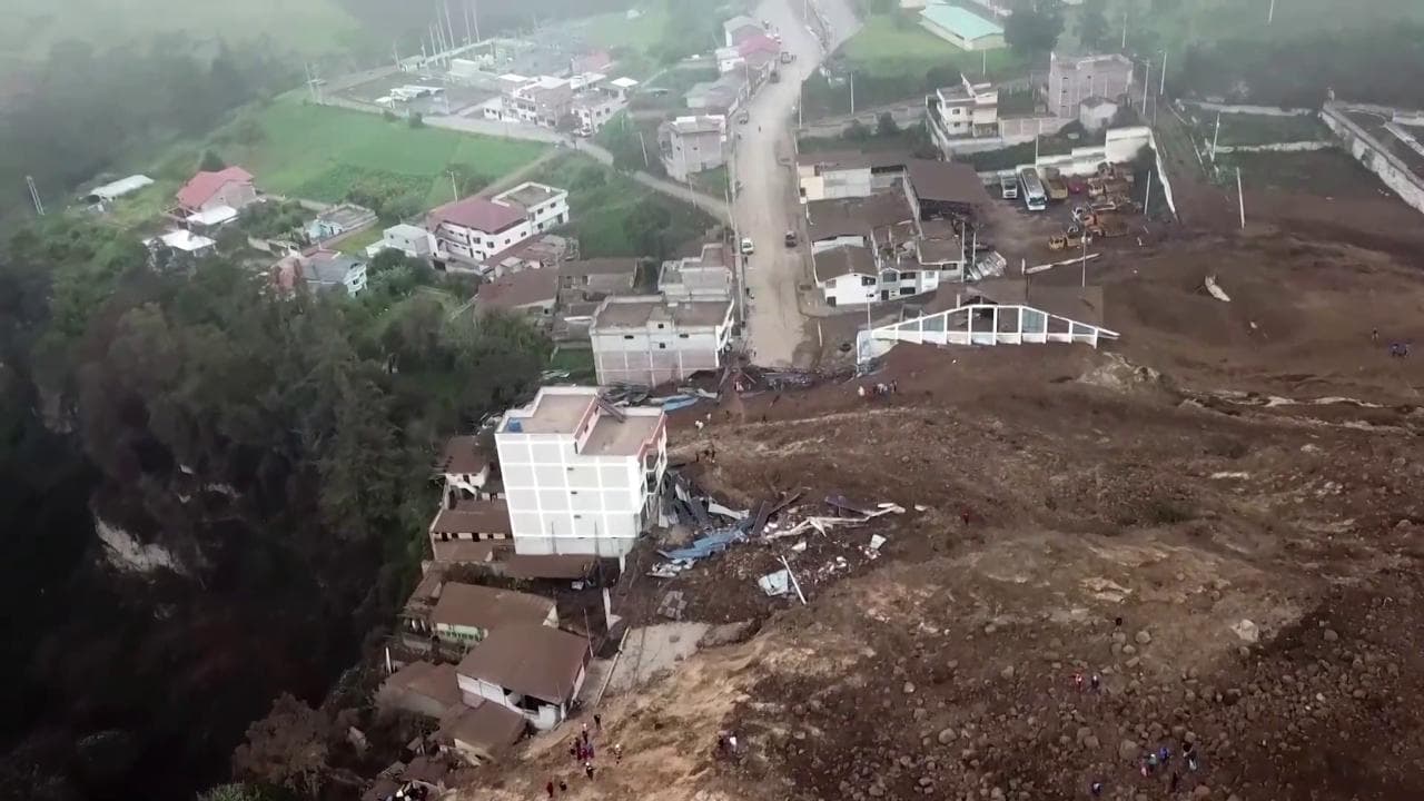 Ecuador, 16 morti per una frana ad Alausi, sulle Ande: le immagini dal drone