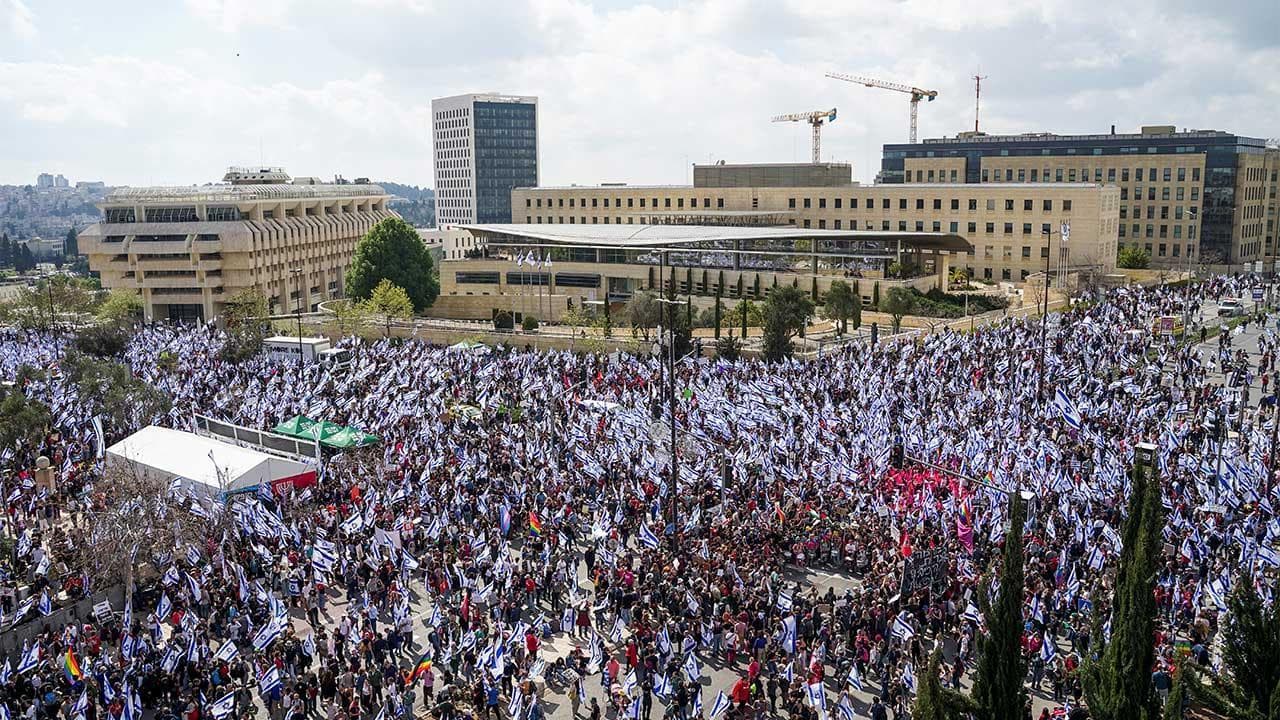 Gerusalemme, proteste di piazza contro il governo: il video dal drone della folla davanti al parlamento