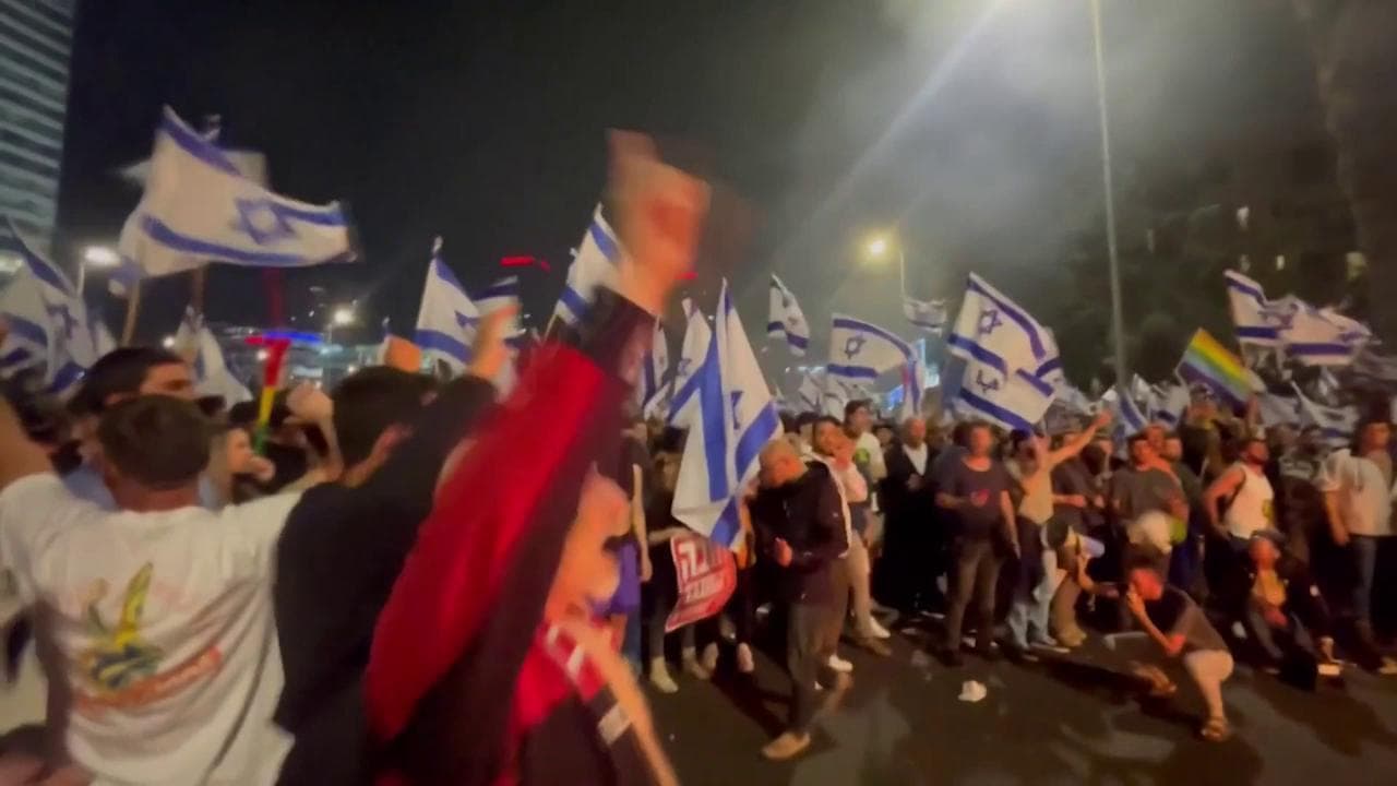 Israele, i manifestanti cantano la loro rabbia contro Netanyahu: "Democrazia"