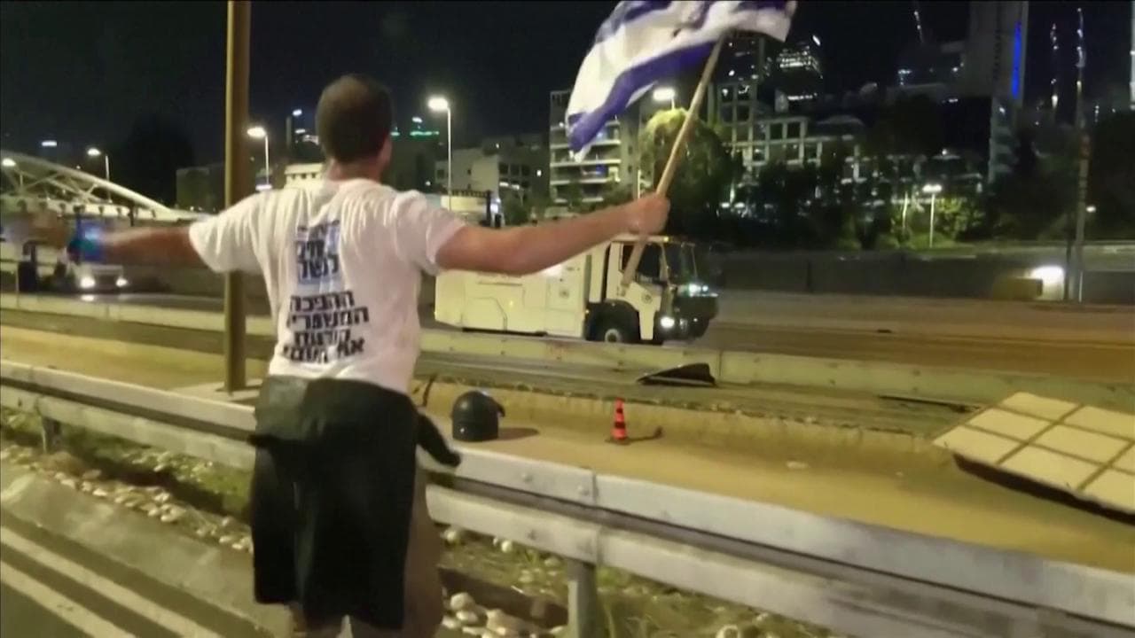 Israele, i manifestanti invadono l'autostrada: la polizia usa gli idranti