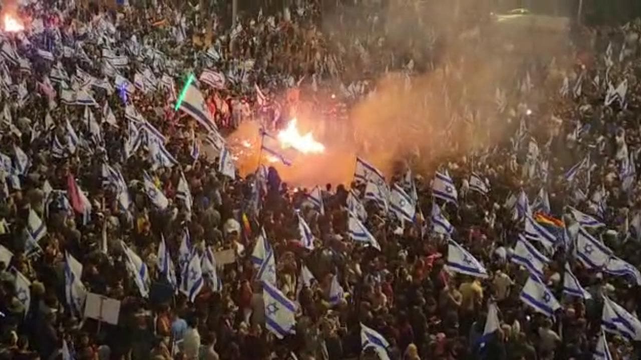 Israele, in migliaia protestano contro Netanyahu: scontri e incendi