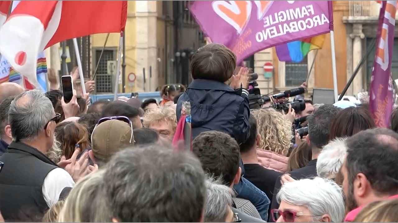 Roma, famiglie arcobaleno in piazza: "Meloni venga a vedere il legame che abbiamo con i nostri figli"