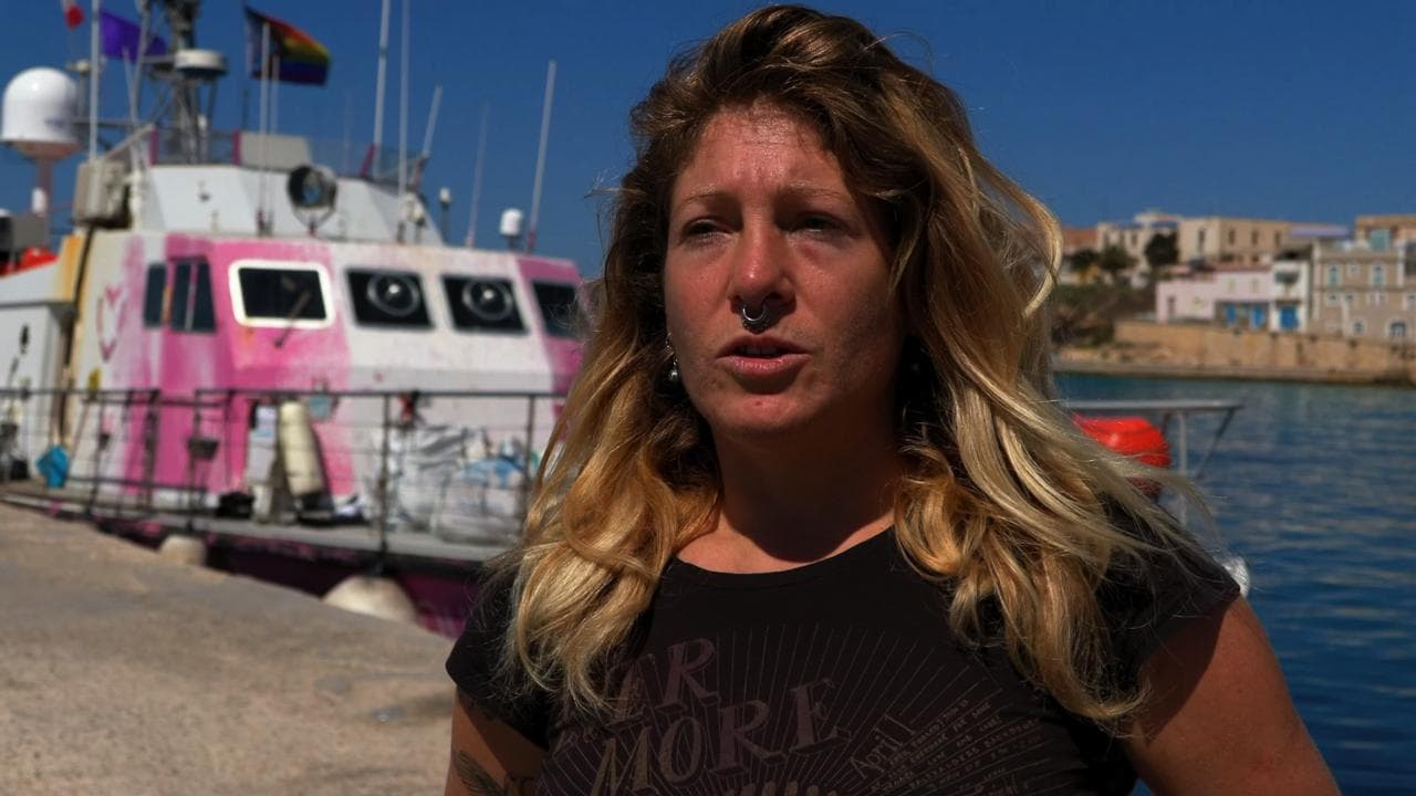 Migranti, la capomissione della Louise Michel: "C'era bambino privo di coscienza, la Guardia Costiera ha ignorato l'allarme"