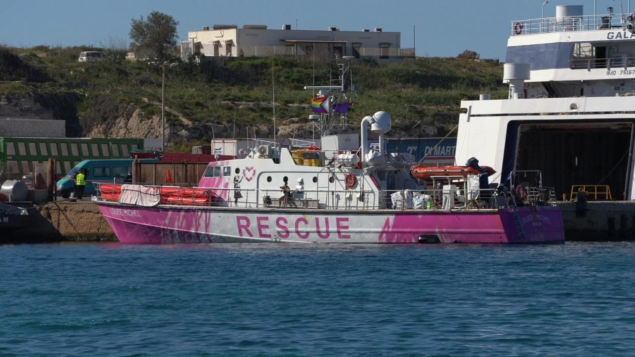 Fermata Louise Michel, la nave finanziata da Banksy che aveva soccorso 180 migranti