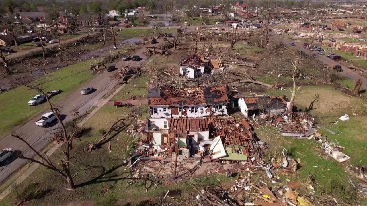 Tornado rade al suolo una città in Mississippi: la devastazione vista dal drone