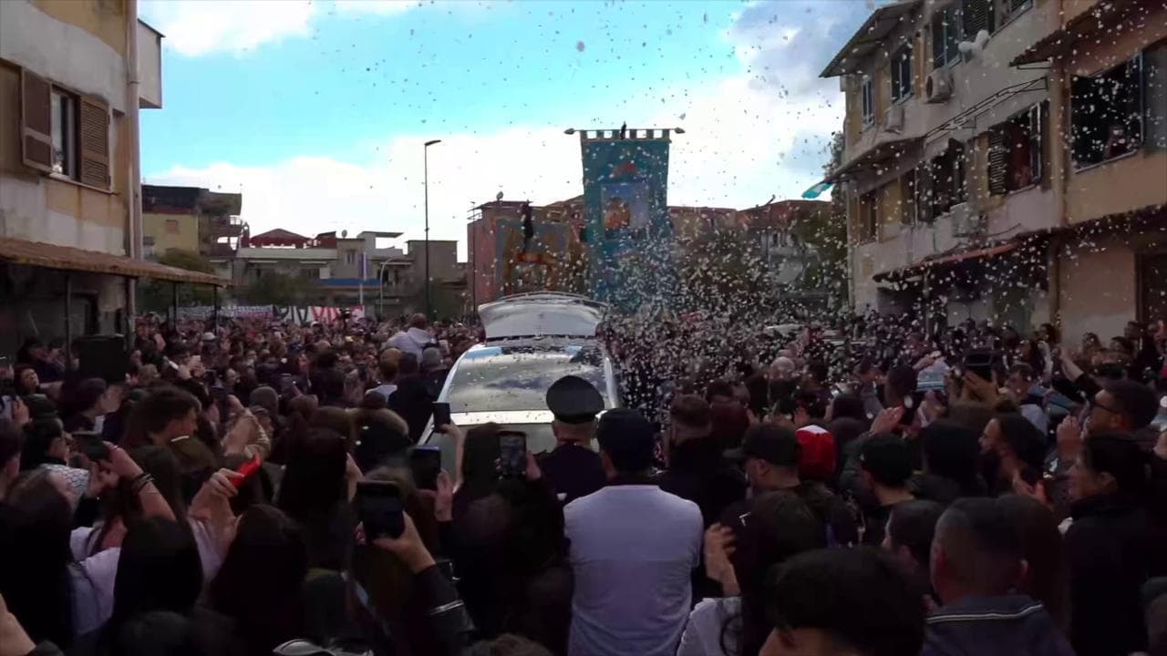 Napoli, i funerali di Francesco Pio Maimone: la folla segue il feretro