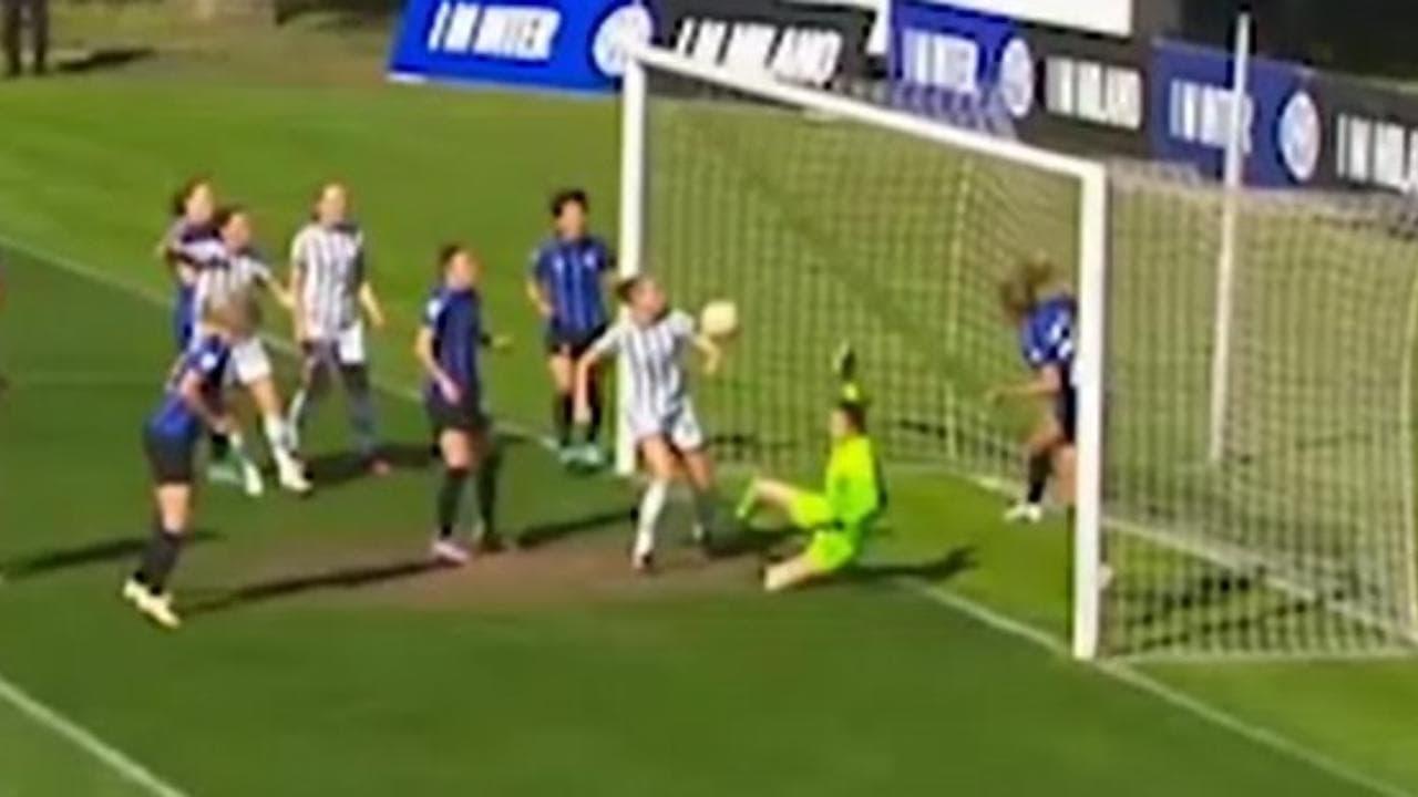 Calcio femminile, il gol di mano della Juventus all'Inter