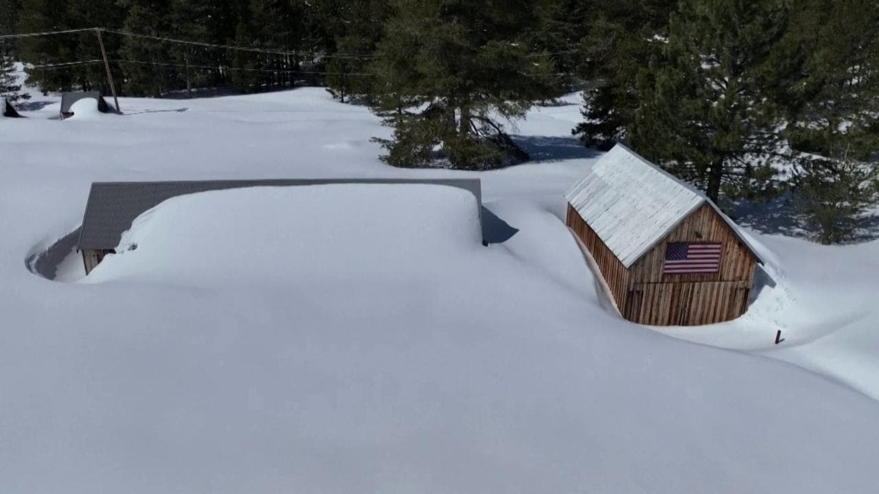Nevicate eccezionali in California: le case completamente sepolte dalla neve