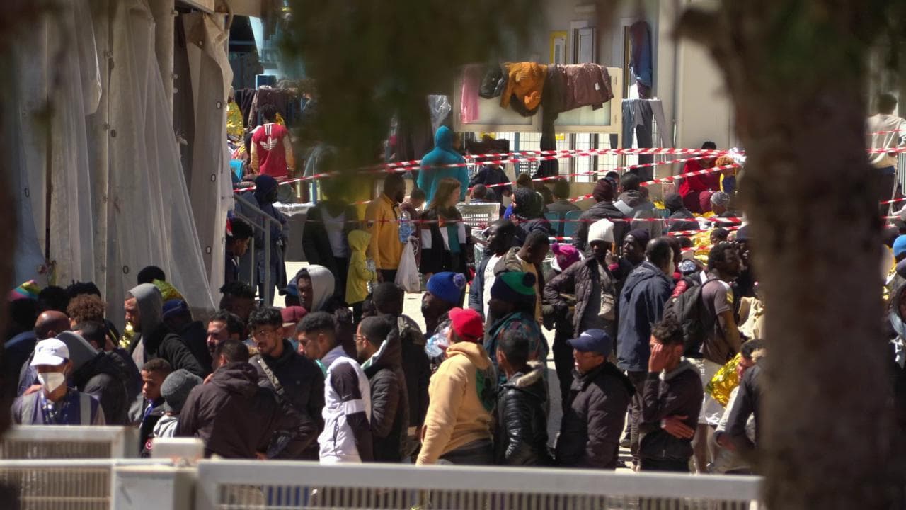 Lampedusa, hotspot strapieno: circa 2000 i migranti sbarcati nelle ultime ore