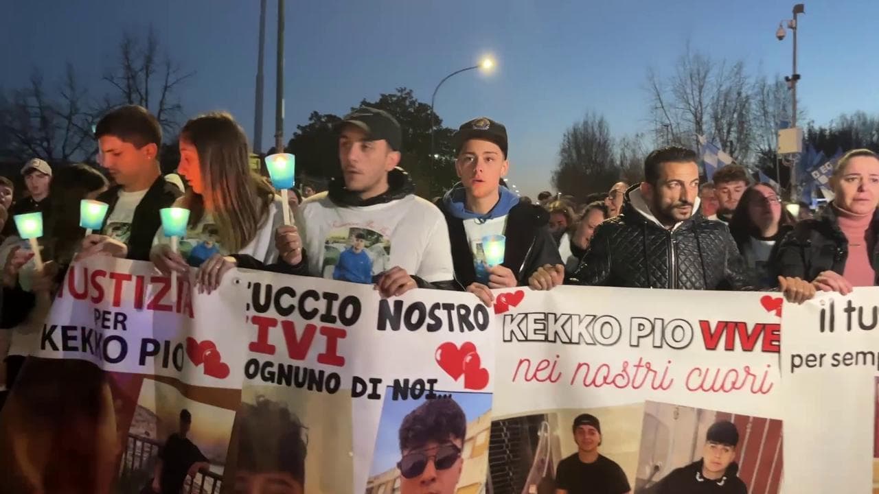 A Pianura 1500 fiaccole per Kekko "Basta pistole, via il male da Napoli"