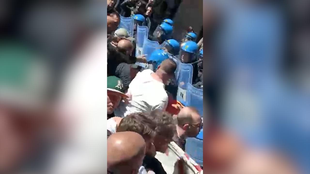 Napoli, disoccupati: scontri con le forze dell'ordine manifestanti in questura