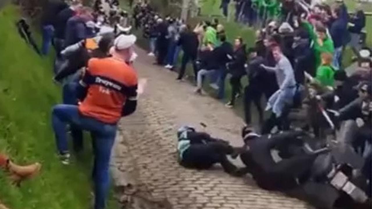 Ciclismo, moto sbanda e va fuori strada alla Harelbeke, in Belgio: tre tifosi colpiti