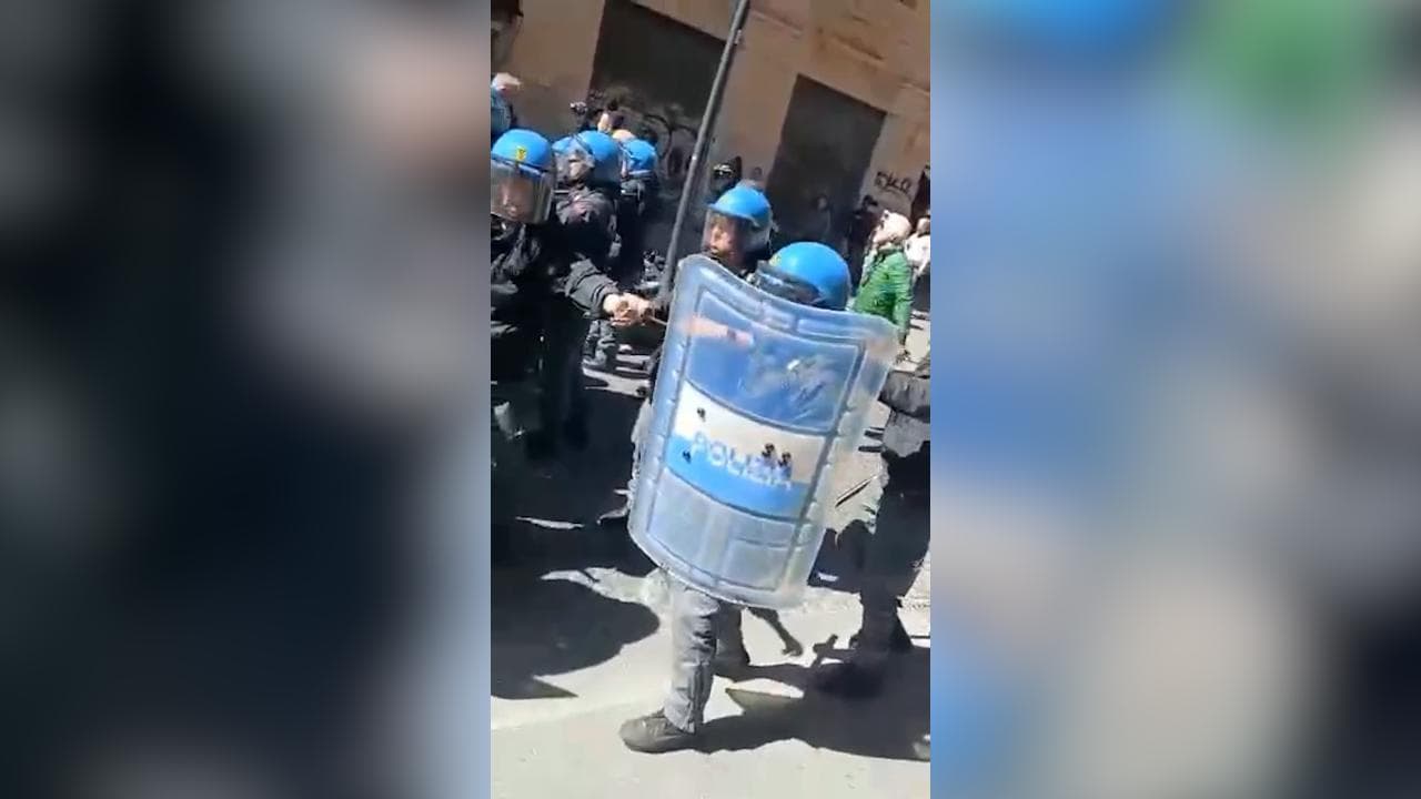 Disoccupati, scontri manifestanti-polizia